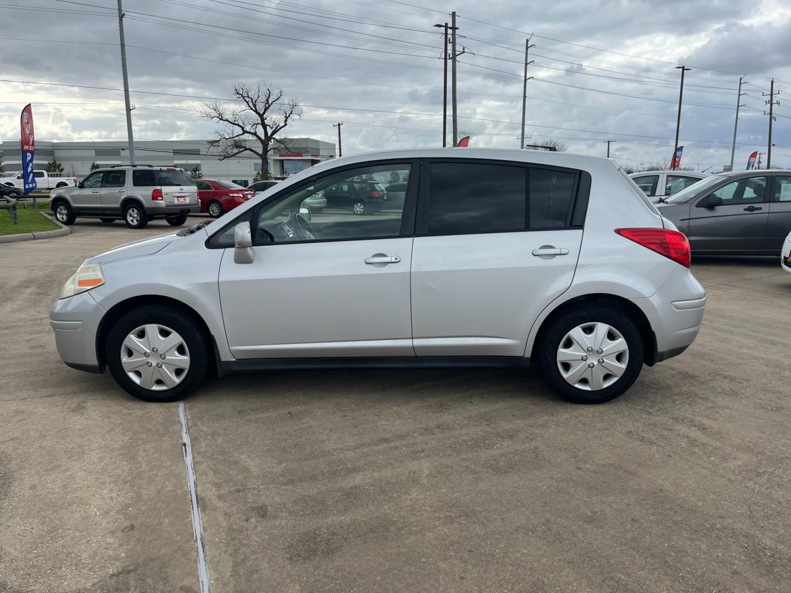 2009 SILVER /black Nissan Versa 1.8 S Hatchback (3N1BC13E09L) with an 1.8L L4 DOHC 16V engine, Manual transmission, located at 14700 Tomball Parkway 249, Houston, TX, 77086, (281) 444-2200, 29.928619, -95.504074 - Photo #3